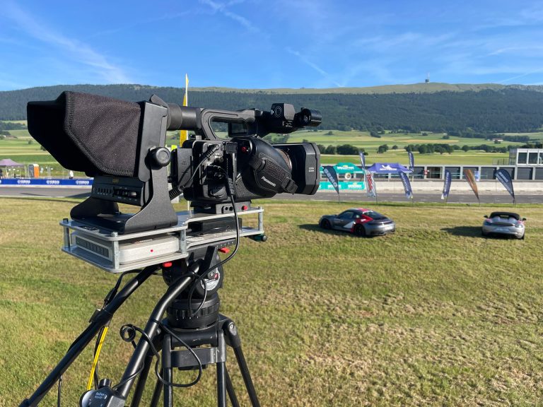 Kamera-SET Panasonic AG-UX180 mit Stativ